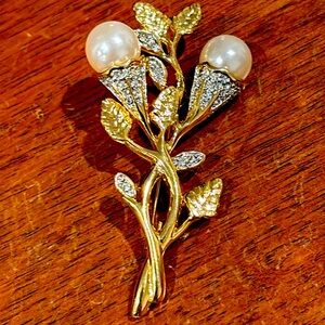 Faux Pearl, Rhinestone with Gold tone Flower Brooch (pin).